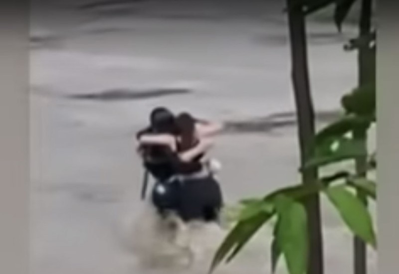 Potresan snimak iz poplava: Troje mladih se grli usred bujice, a onda su nestali