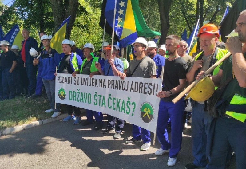 Zenički rudari na protestu u Sarajevu: "Nećemo se predati"