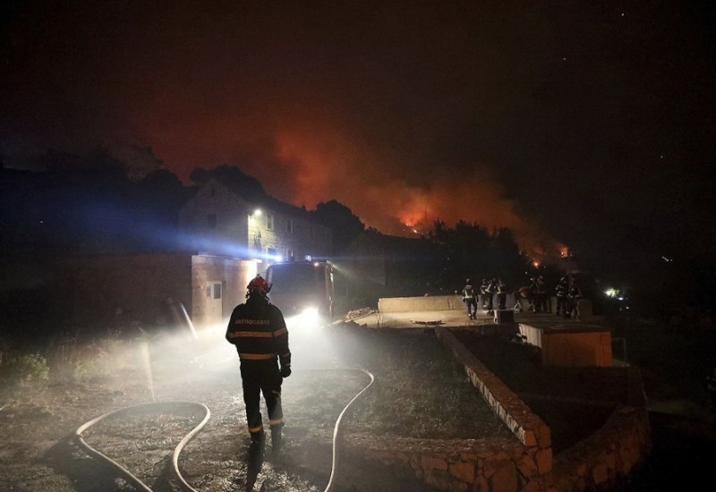Još traje borba s vatrom u Hrvatskoj: "Turisti su bježali, ali ne zbog požara"