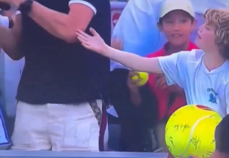 Cijeli svijet mrzi milijardera iz Poljske i to zbog kačketa (VIDEO)