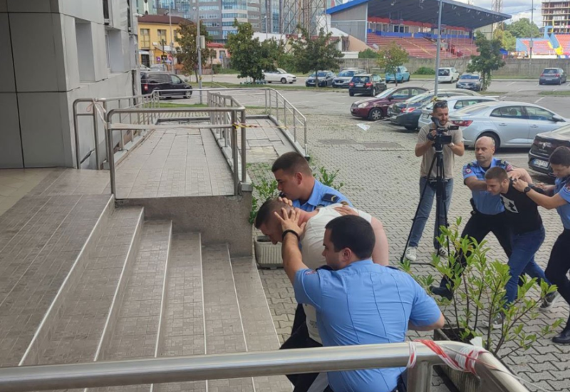 Objavljen snimak prebijanja inspektora i policajaca u Banjaluci (VIDEO)