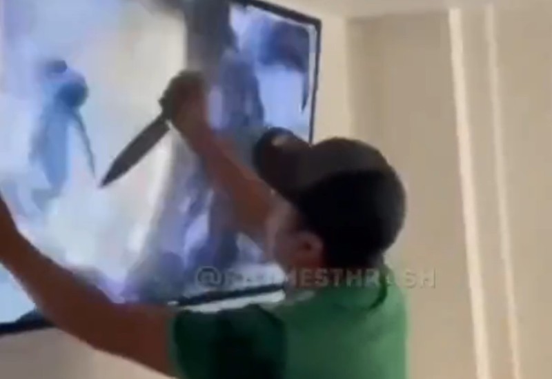 Navijač se iskalio na televizoru nakon ispadanja Meksika na SP (VIDEO)