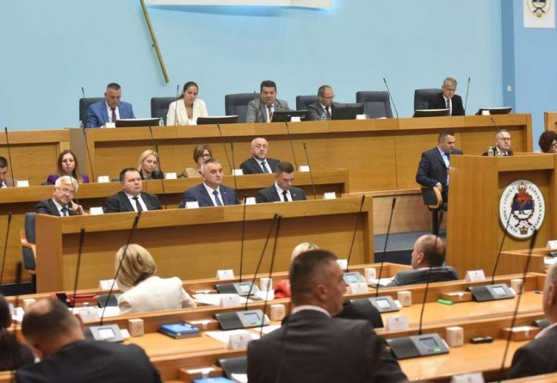 Poslanici 12. decembra o zakonima o referendumu i imunitetu