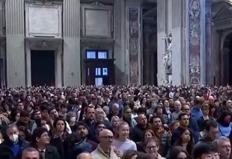 Hiljade odaju počast pokojnom papi Benediktu (VIDEO)
