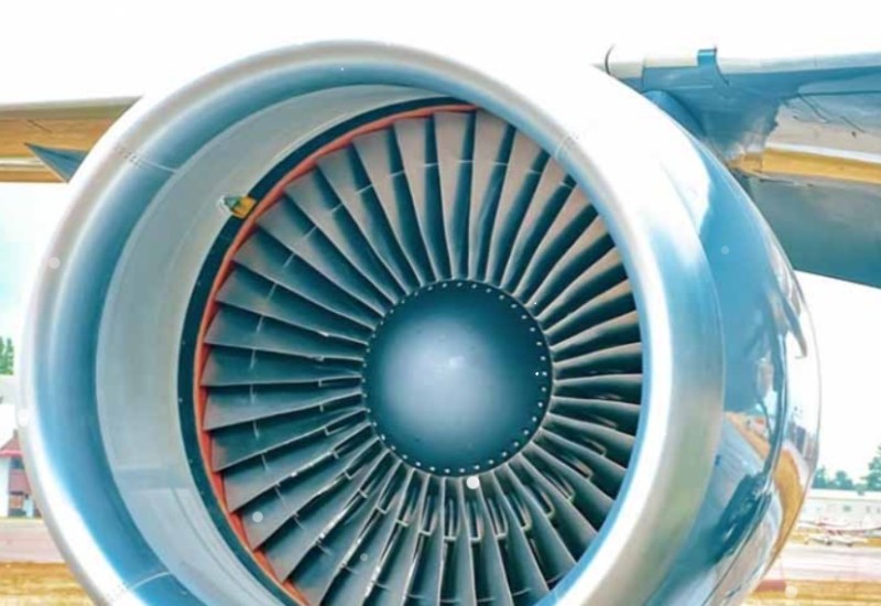 Radnika aerodroma usisao motor aviona