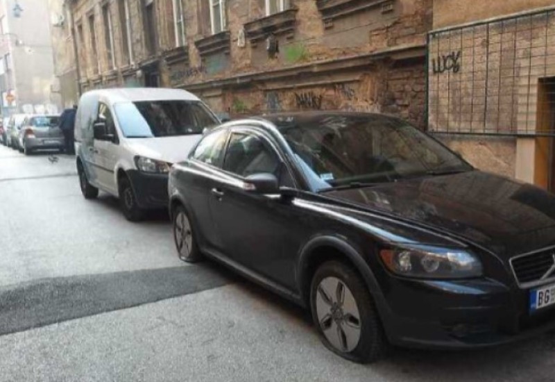 Nemile scene u Sarajevu: Vandali izbušili gume na autima srpskih registracija VIDEO