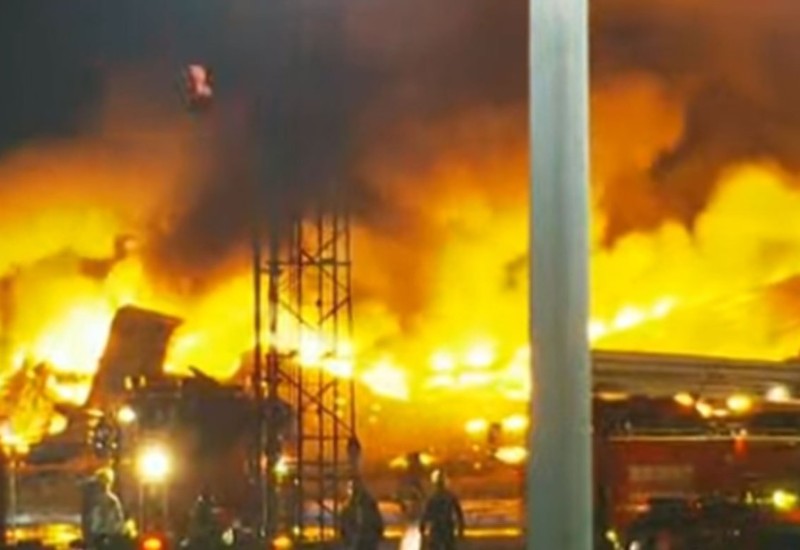 Zapalio se avion pun putnika zapalio prilikom slijetanja u Tokio (VIDEO)