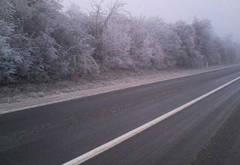 Stanje na putevima: Na pojedinim dionicama magla smanjuje vidljivost, poledica u višim predjelima
