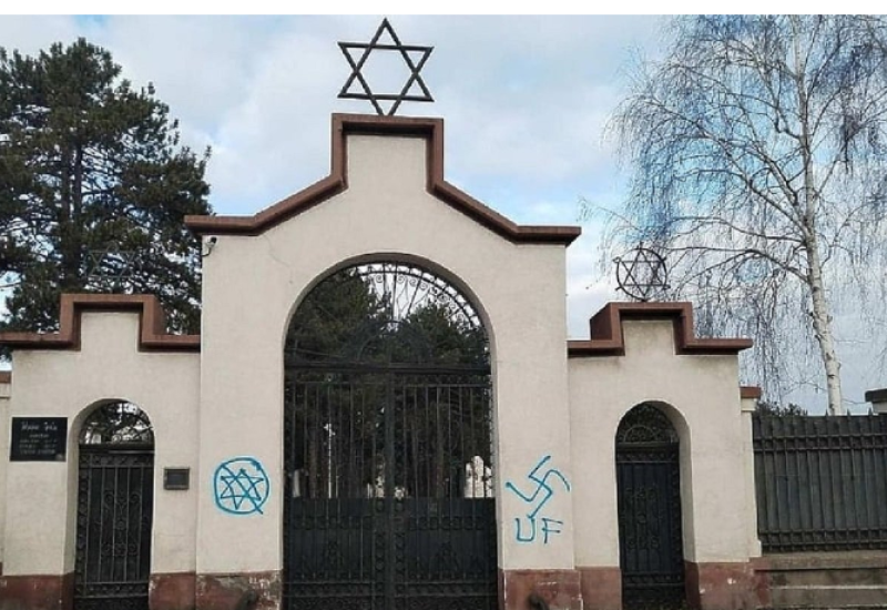 Na Jevrejskom groblju osvanuli kukasti krstovi