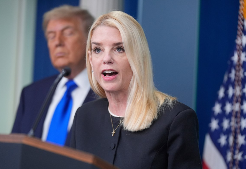 Tramp smijenio Pem Bondi