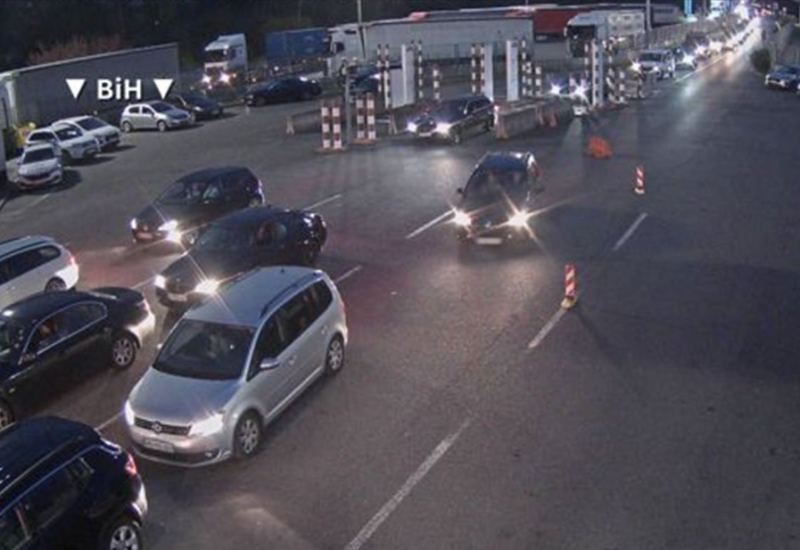 Kolone vozila na ulazu u BiH iz Hrvatske: Nestanak struje izazvao gužve na dva prelaza