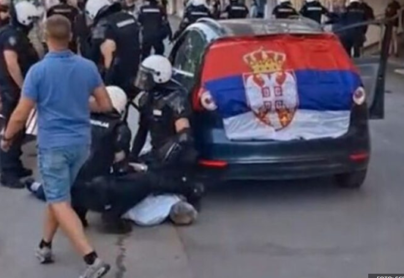 Strahota! Muškarac se pokušao zapaliti ispred prostorija SNS-a u Novom Sadu