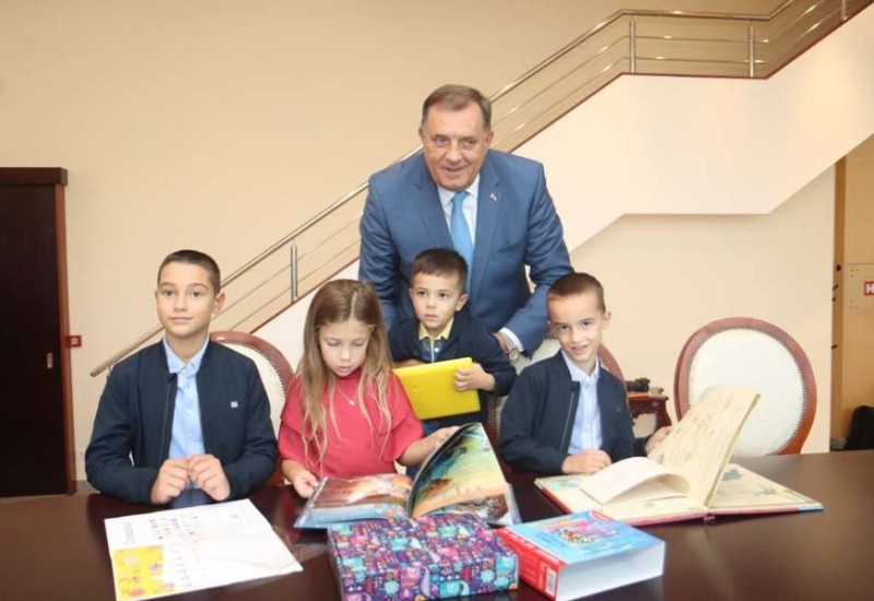 Dodik sa unucima: "Predsjednik čuva Republiku Srpsku"