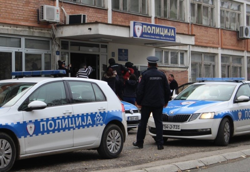 Napravili haos u Gradišci i divljali automobilom