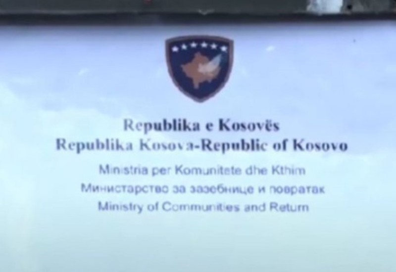 Postavljene table prištinskih institucija na zgradama koje je zauzela policija u Leposaviću