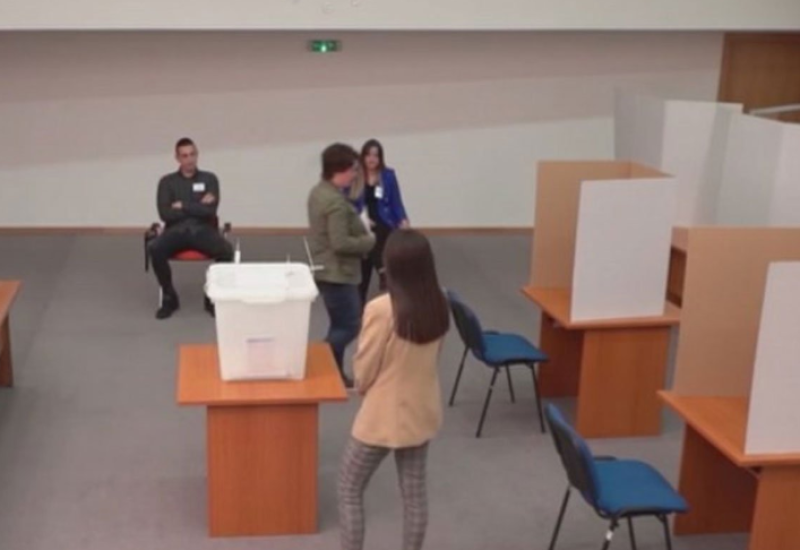 Novo pravilo: Glasačke kabine okrenute ka biračkom odboru i posmatračima