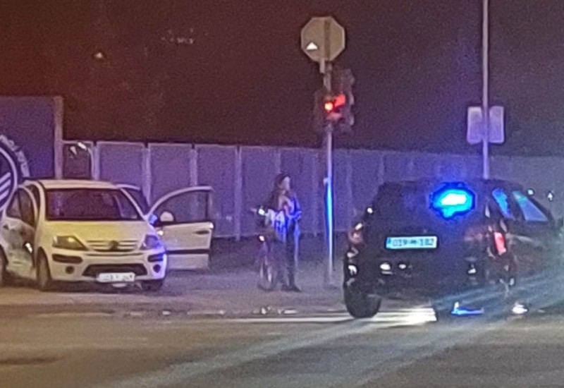 Udes kod Kampusa u Banjaluci: Automobil završio na trotoaru