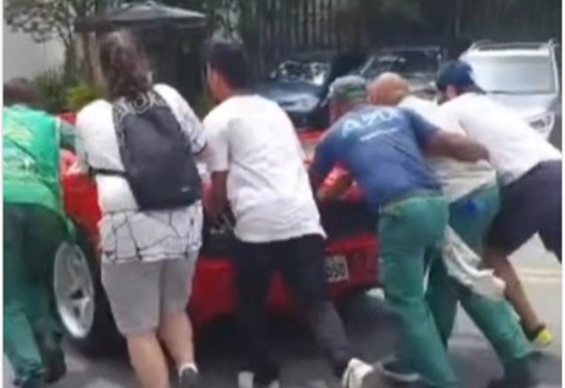 Ferrari pali na guranje (VIDEO)