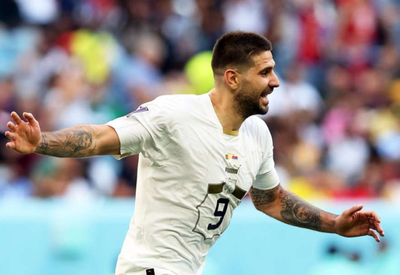 Navijači pjevaju "Mitro's on fire" ispred hotela, Mitrović oduševio reakcijom