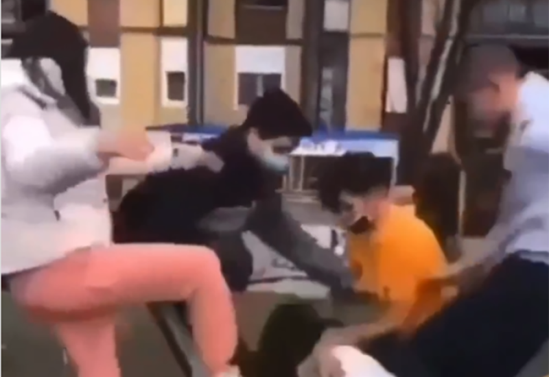 Najnoviji zgražavajući snimak nasilja: Učenika brutalno tuče četvoro vršnjaka (VIDEO)