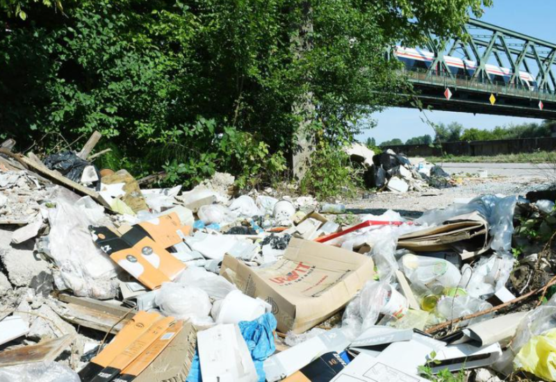 Iz Italije i Austrije uvezli otpad, skladištili ga u Sisku