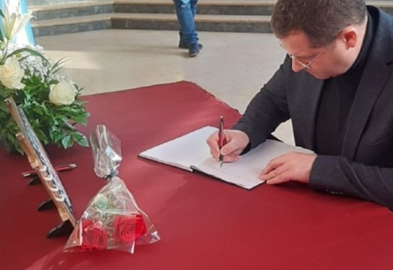 Kovačević se upisao u knjigu žalosti na komemoraciji stradalom Aramandi i njegovoj kćerki