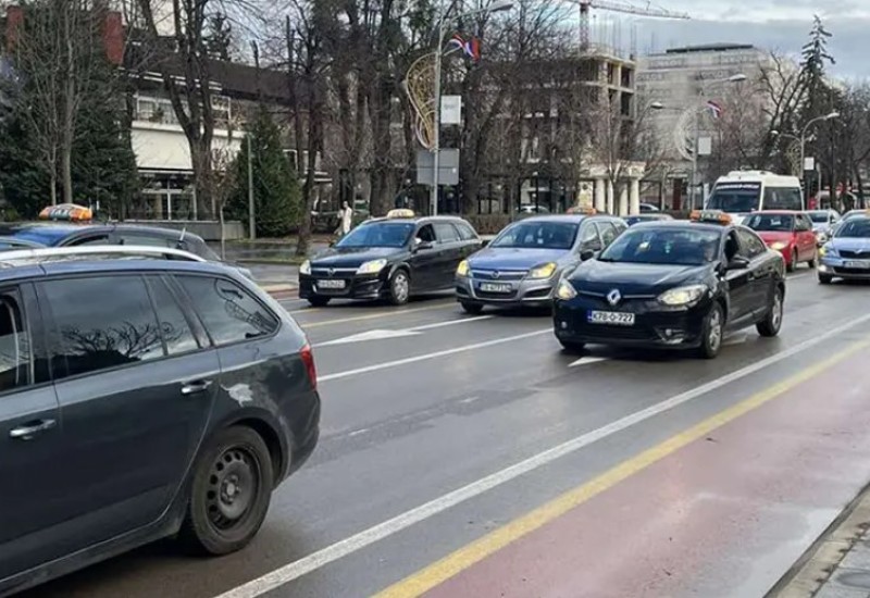Protest u Banjaluci, nezadovoljni taksisti u vožnji upozorenja