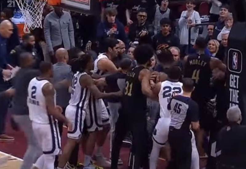 Tuča tokom NBA utakmice: Mičel i Bruks kao u ringu (VIDEO)