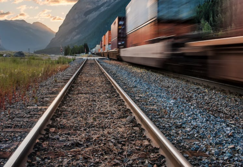 Teretni voz udario dva dječaka: Jedan poginuo, drugi teško povrijeđen