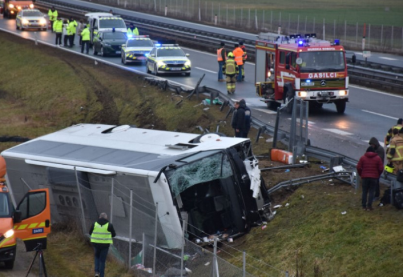 Teška nesreća u Sloveniji: Sletio autobus, troje poginulih, više povrijeđenih