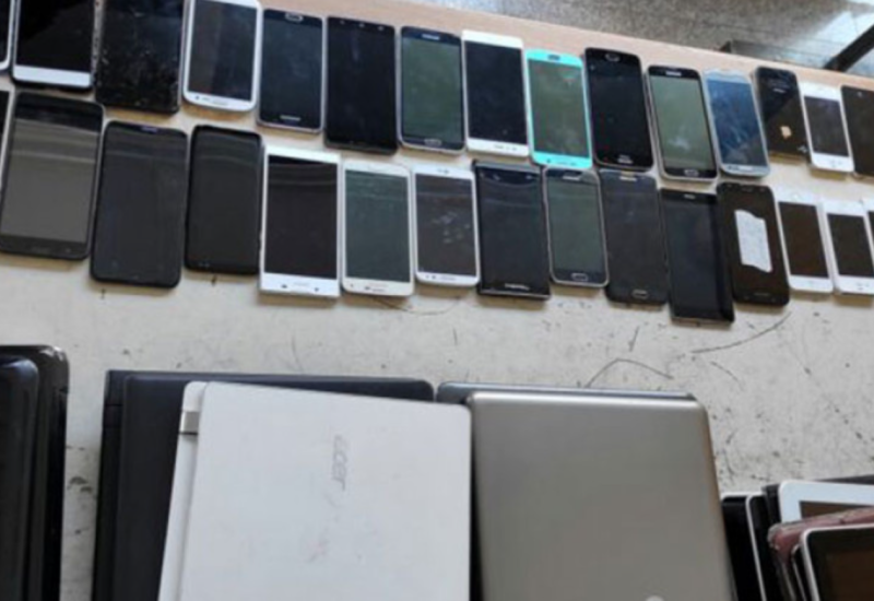 Carinici pronašli kofere pune računara i mobilnih telefona