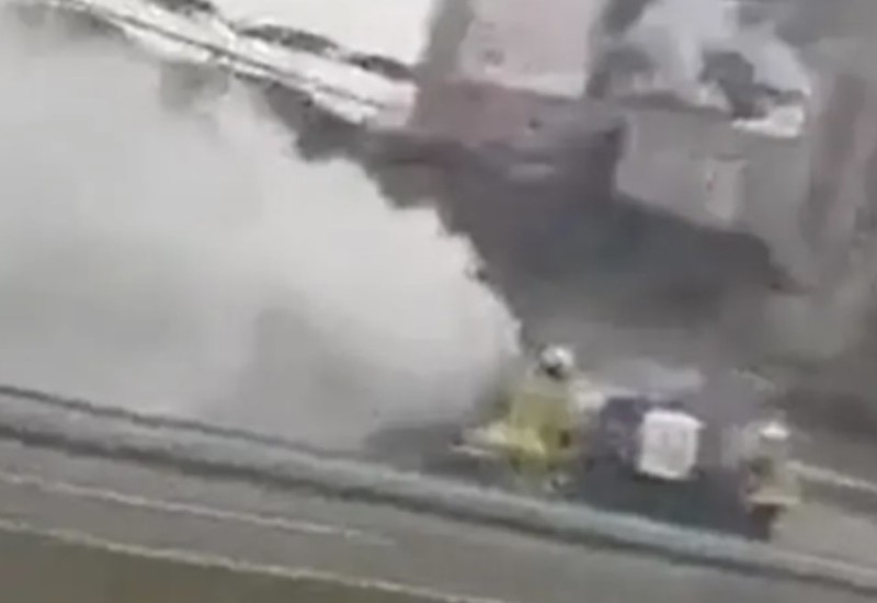 Cestom se širi gusti dim: Izgorio “porše” na auto-putu (VIDEO)