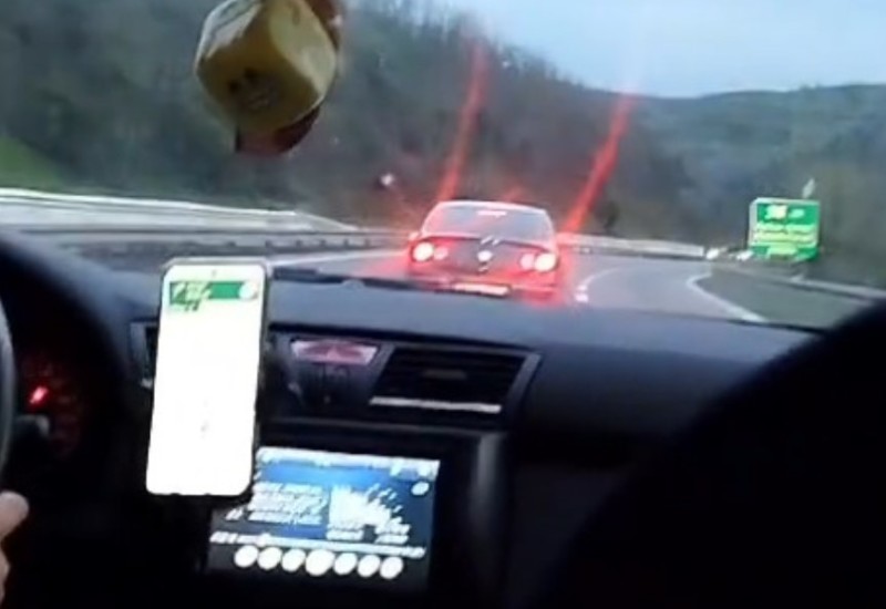 Polemika oko snimka sa auto-puta: „Šmeker“ iz crnog „pasata“ maltretira ženu sa djetetom (VIDEO)