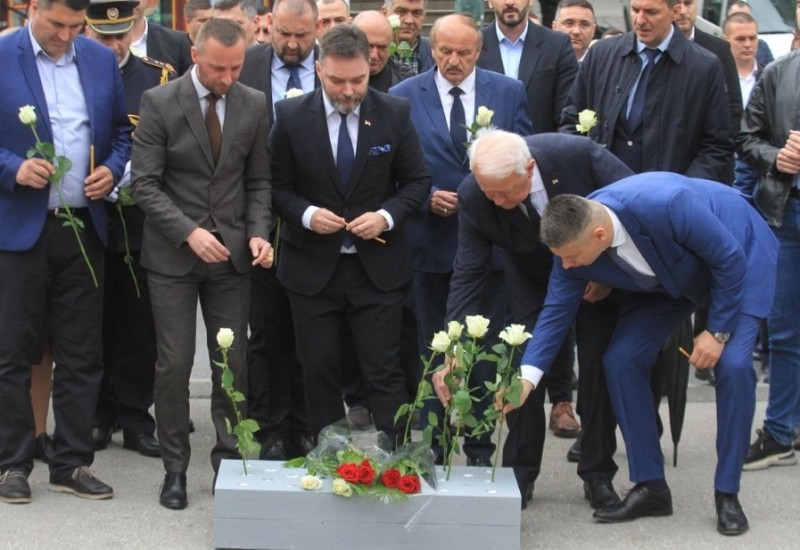 Zapaljene svijeće u Dobrovoljačkoj ulici uz jake mjere obezbjeđenja