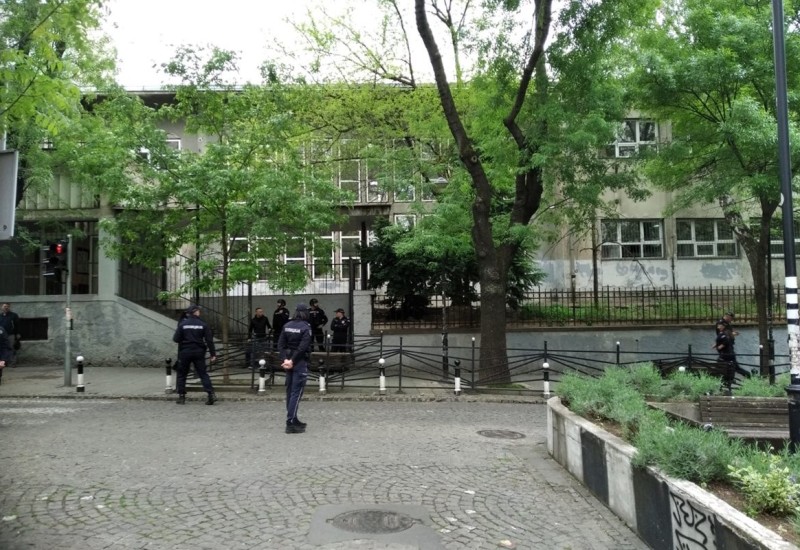 Policija se većinski povukla, pušten saobraćaj kod OŠ "Vladislav Ribnikar"
