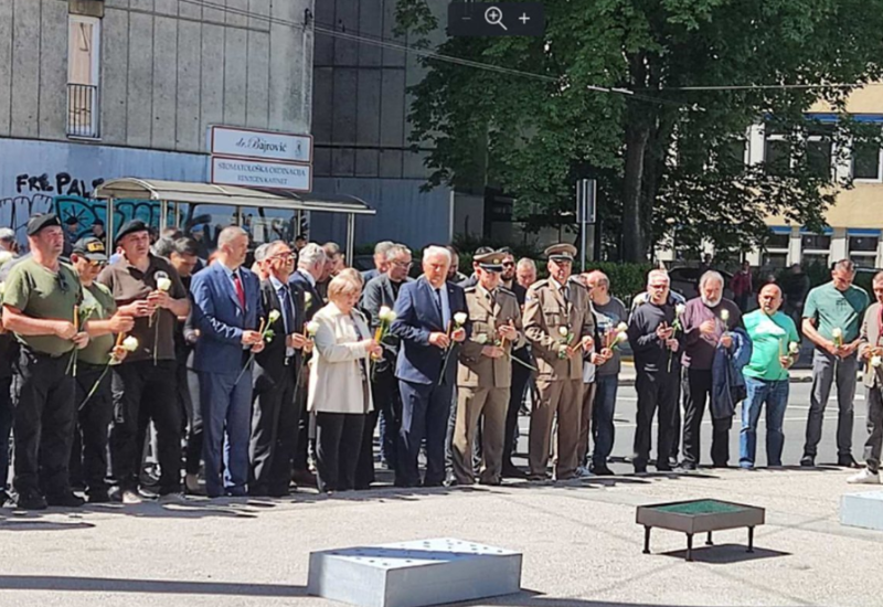 Srbi u Dobrovoljačkoj položili bijele ruže na mjesto zločina