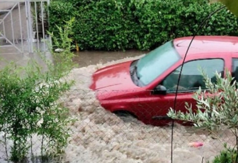 Voda ušla i u kuću: Muke nakon snažnog nevremena u Banjaluci VIDEO