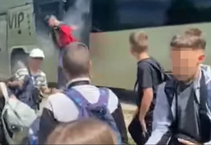 "Izgorio nam autobus, eno nam ga tamo i ništa" Dječak POBRAO SIMPATIJE, iako je zbog požara otkazana ekskurzija (VIDEO)