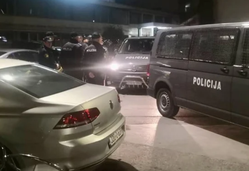 Blokiran centar grada, specijalna policija u Banovićima razdvaja pristalice SDA i PDA