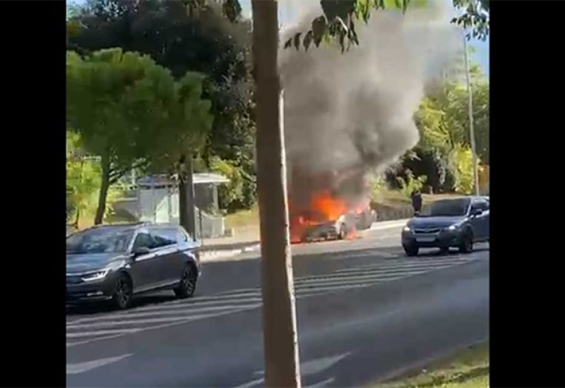 SPLIT: U vožnji se zapalio automobil, potpuno izgorio
