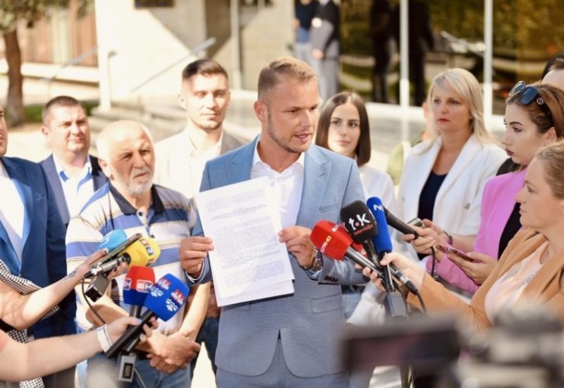 Stanivuković predao inicijativu: Besplatni placevi za višečlane porodice i mlade