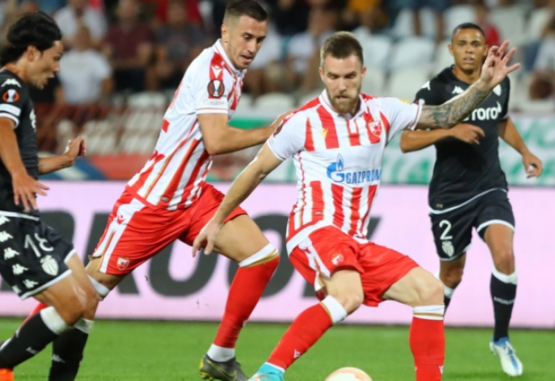 Fudbaleri Zvezde se zagrijavaju za utakmicu u Monaku uprkos lošim uslovima