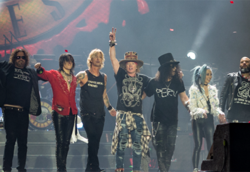 Obožavateljka Guns N' Rosesa završila s modricama na licu, pogodio je mikrofon na koncertu