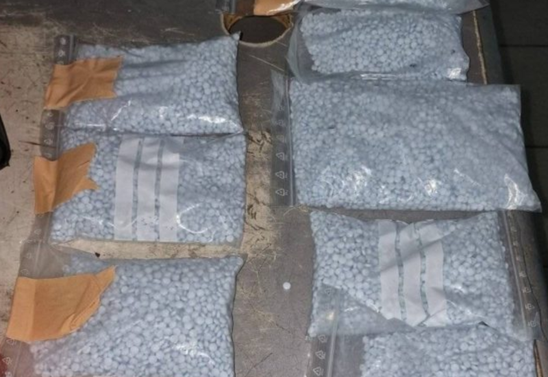 Krila tri kilograma tableta za smirenje u duplom dnu torbe