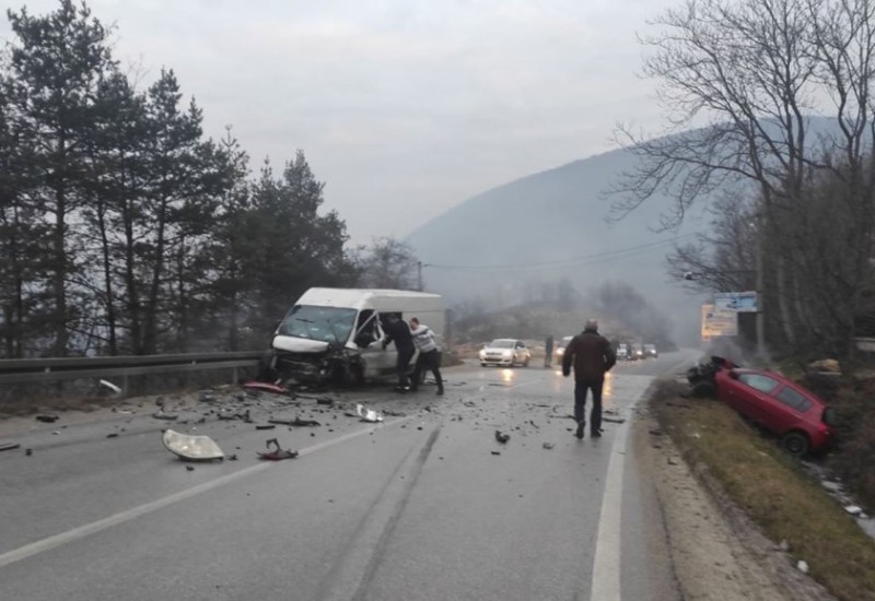 U sudaru dva automobila povrijeđeno više osoba