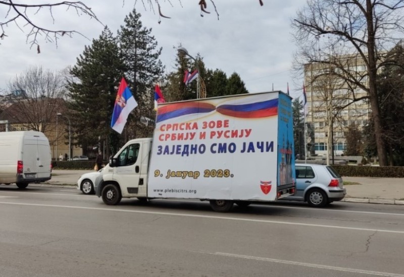 Banjalukom kruži vozilo: Transparenti sa porukama privlače pažnju