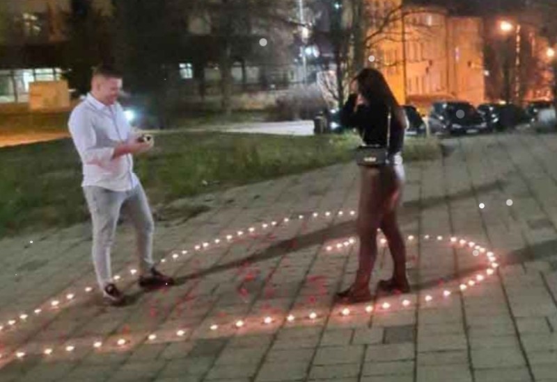 Dervenćanin zaprosio djevojku na Trgu uz vatromet!