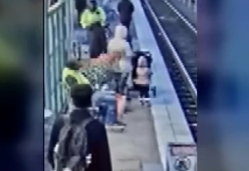 Prolaznik spasio dijete: Žena gurnula trogodišnju djevojčicu na šine (VIDEO)