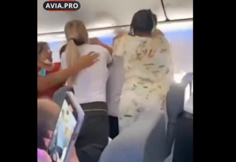 Tuča 15 žena u avionu: Šamarale se, vrištale, vukle za kose (VIDEO)