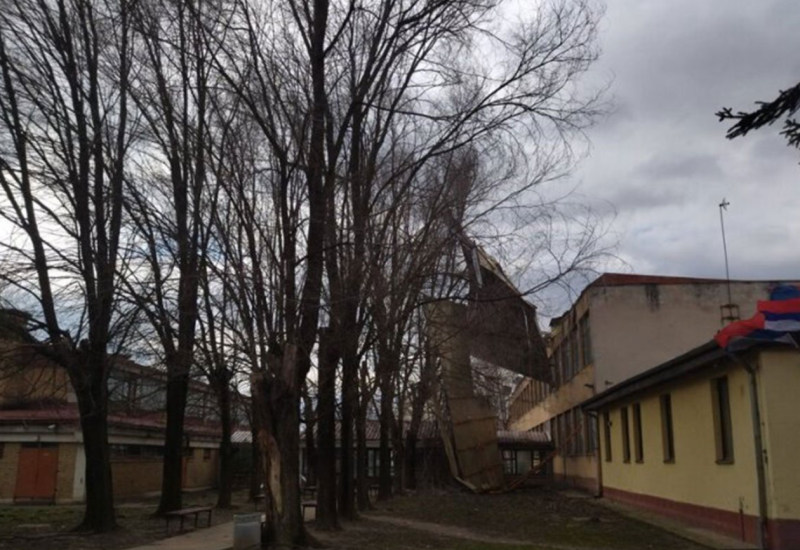 Vjetar odnio dio krova sa škole
